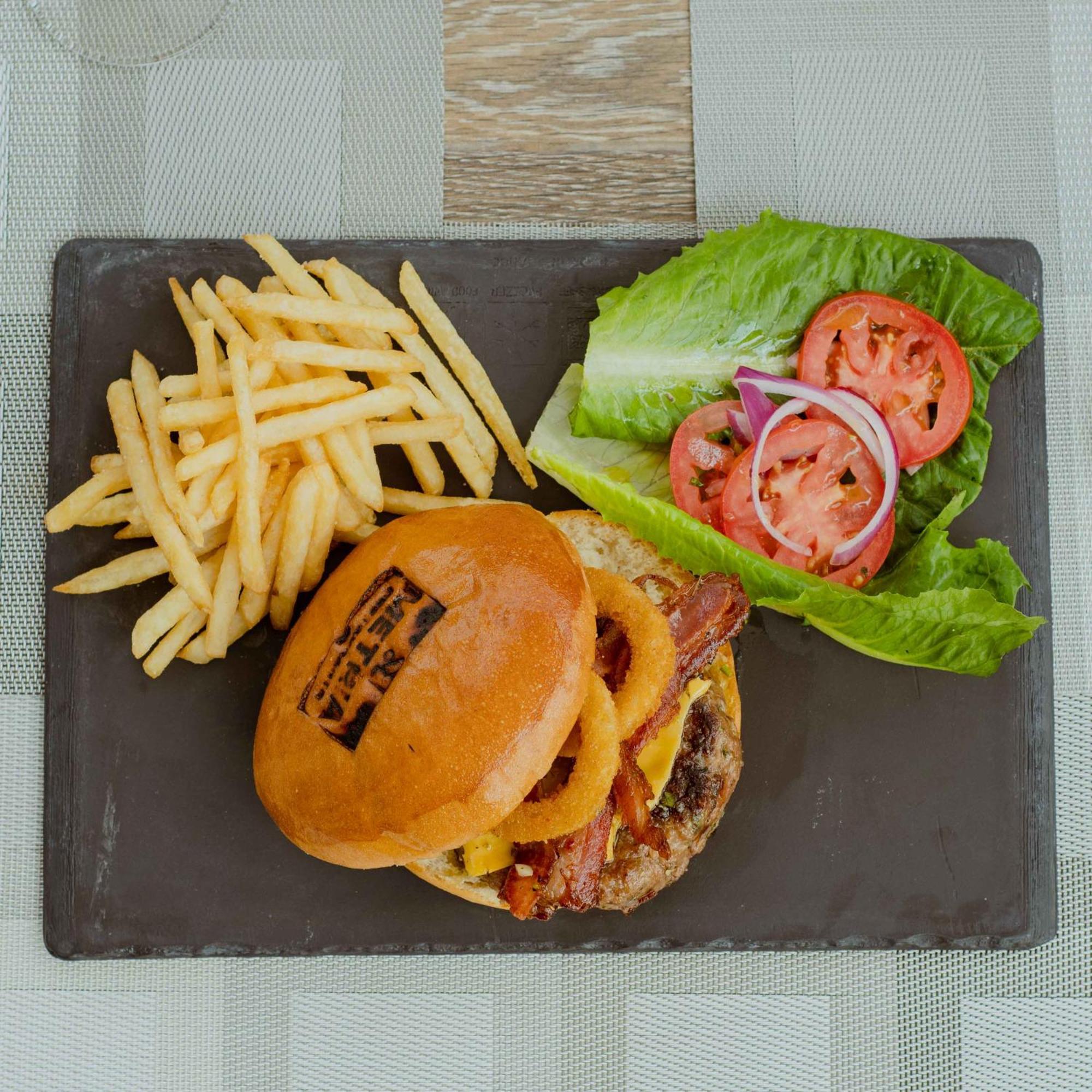 Metria Hotel León Exterior foto A cheeseburger with fries